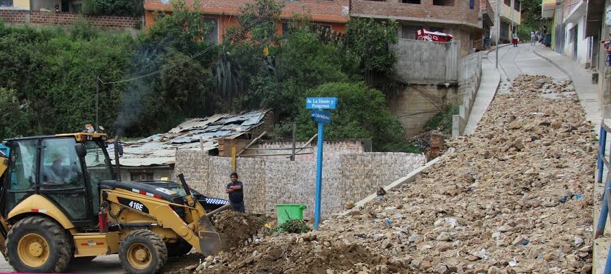 Defensa civil de Independencia realizó limpieza de deslizamientos en calle Bellavista 