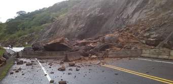 Vehículos quedaron varados tras deslizamiento en sector de Yupash en la vía Casma-Huaraz
