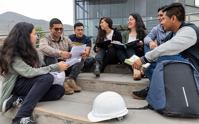 ¿Cómo construir y mantener una red de contactos que te ayudará en tu futuro profesional?  