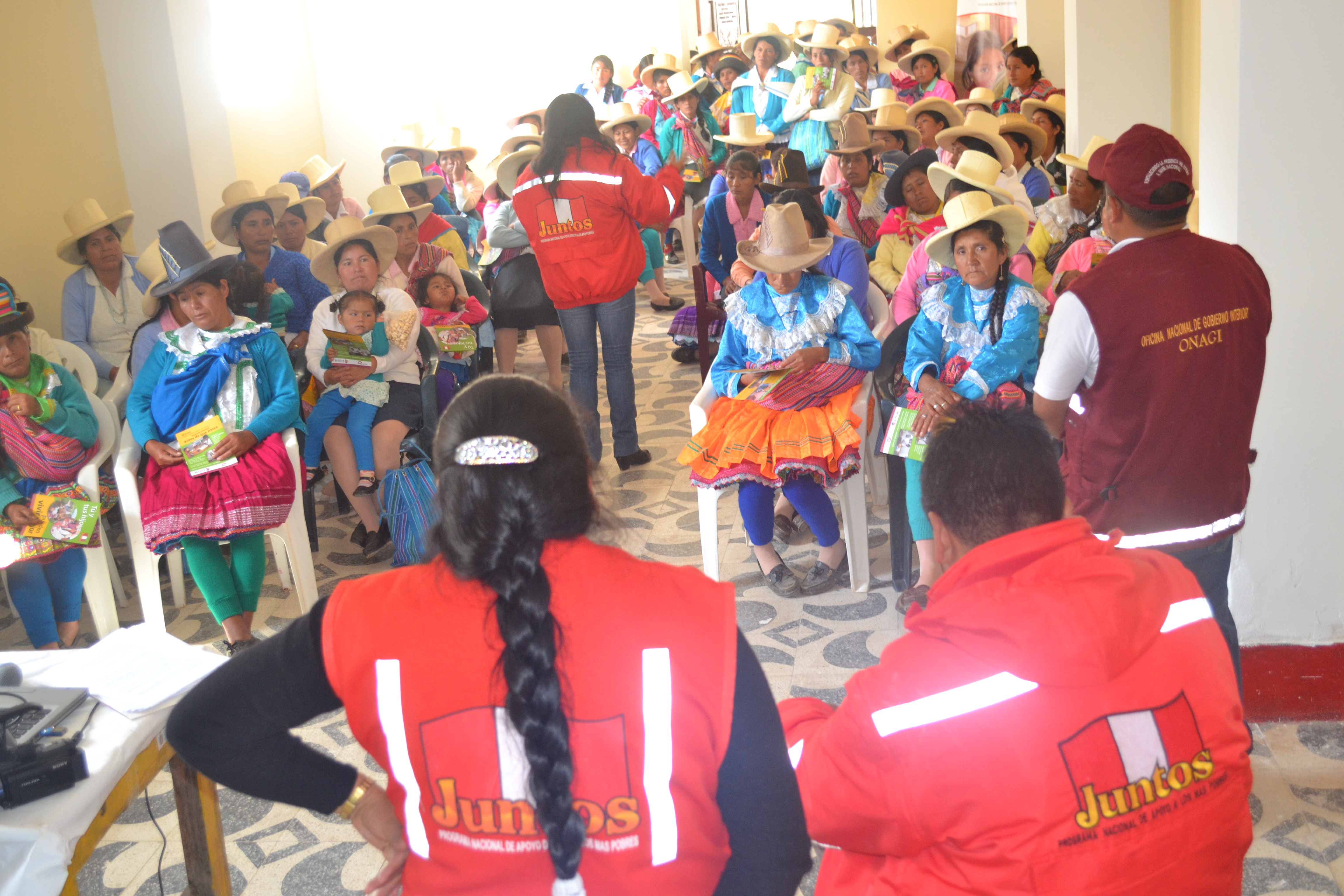 Juntos educa a usuarias en ferias informativas para mejorar alimentación de gestantes, niñas y niños