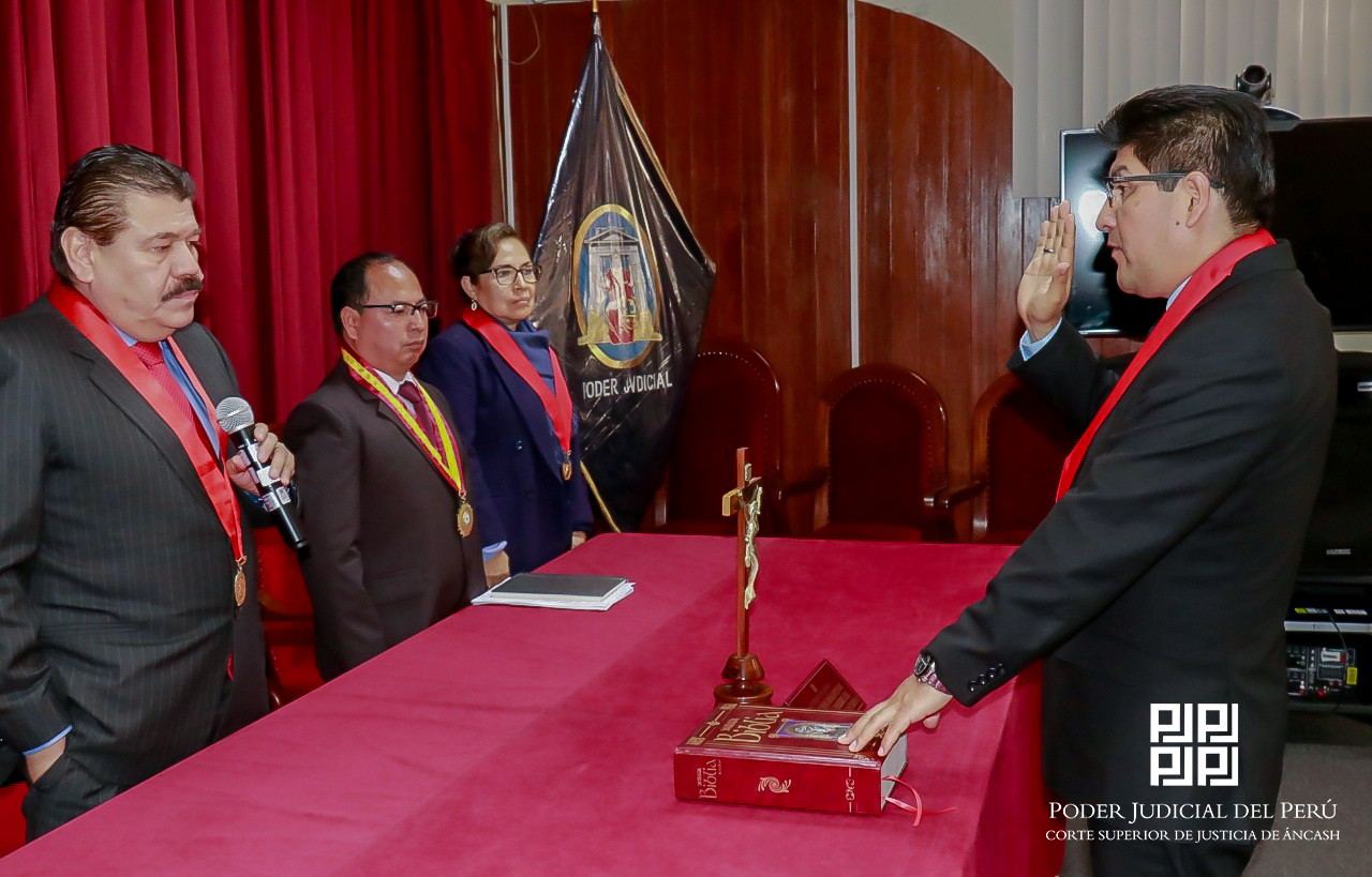 Presidente de Corte de Áncash juramentó a titular de la Comisión Anticorrupción del Santa