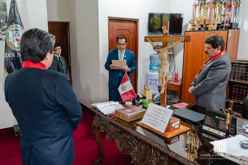 Titular de la CSJAN juramentó al presidente del JEE de Huari