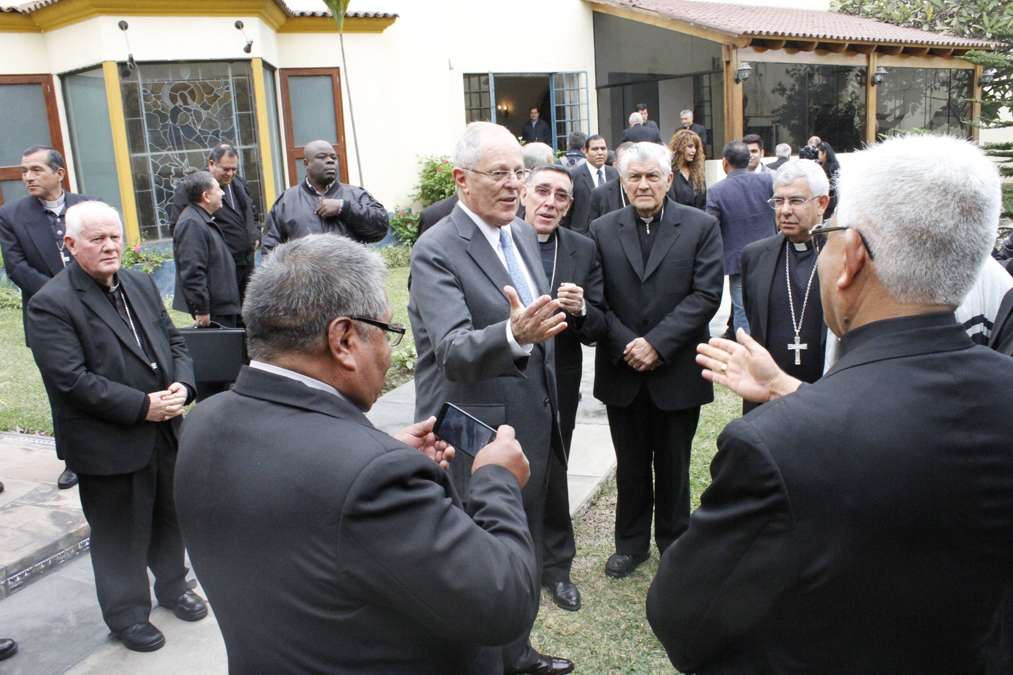 Kuczynski visitó a obispos en la Conferencia Episcopal Peruana