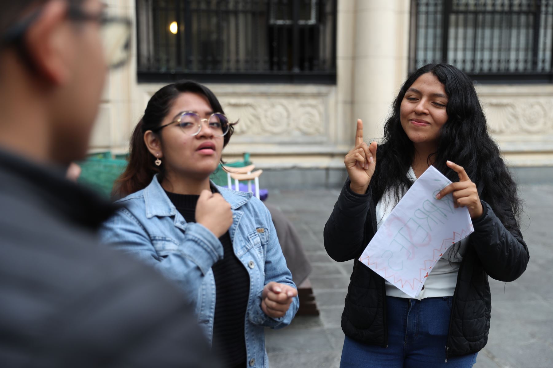 Presidencia invoca a la inclusión en el país al celebrarse Día de la Lengua de Señas