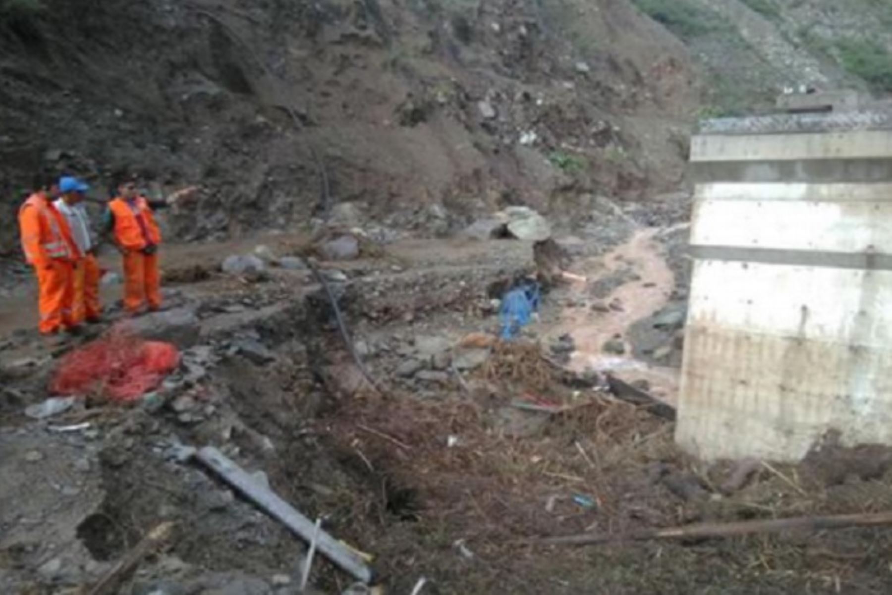 Obreros de comuna de Llacllin  continúan limpieza de vía en Recuay por caída de huaico