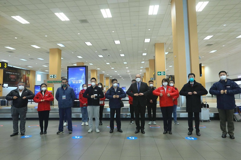 Llegaron al Perú expertos de China que traen vacuna para ensayos clínicos