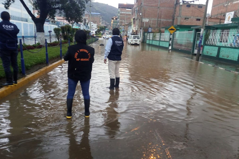 Lluvias intensas inundan calles y afectan a mercado central de Huaraz