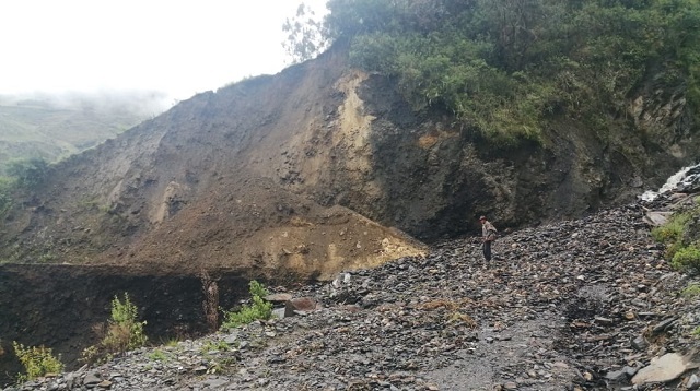 Lluvias torrenciales ocasionan derrumbe en carretera de Pallasca y paralizan el transporte