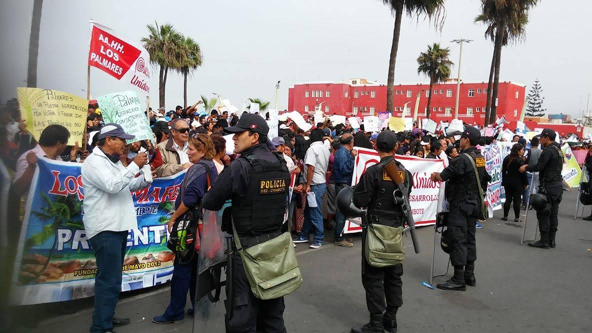Manifestantes de Nuevo Chimbote llegan hasta el auditorio Uladech donde sesiona el consejo regional
