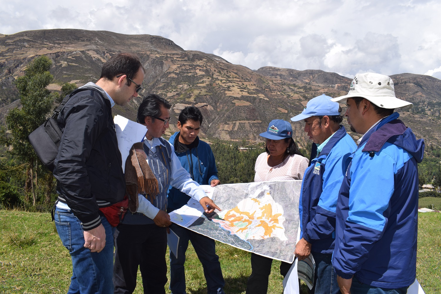 Carhuaz: entregan mapa de peligros por deslizamientos para proteger a 140 familias de comunidad de Ecash