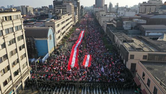 Masiva marcha de protesta de peruanos que gritaron: “¡Fuera, Castillo!” 