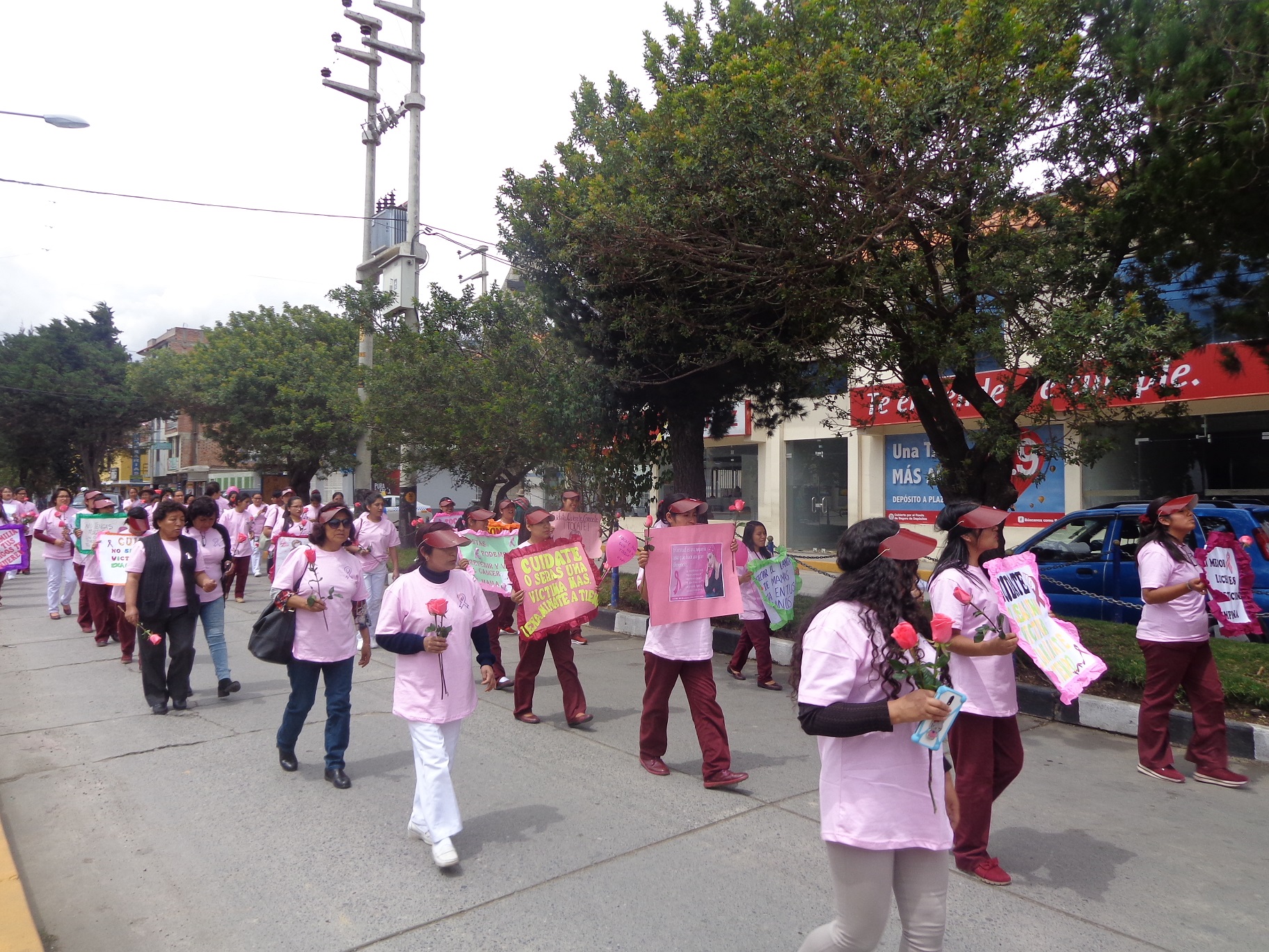 Realizan marcha por Día Mundial contra el Cáncer de Mama en hospital de Huaraz