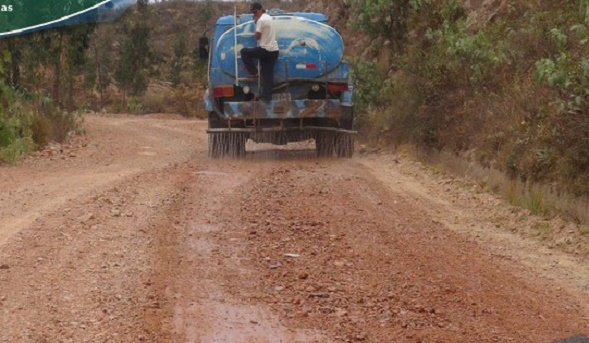 Municipio provincial realiza mantenimiento de carretera Caraz- Santa Cruz