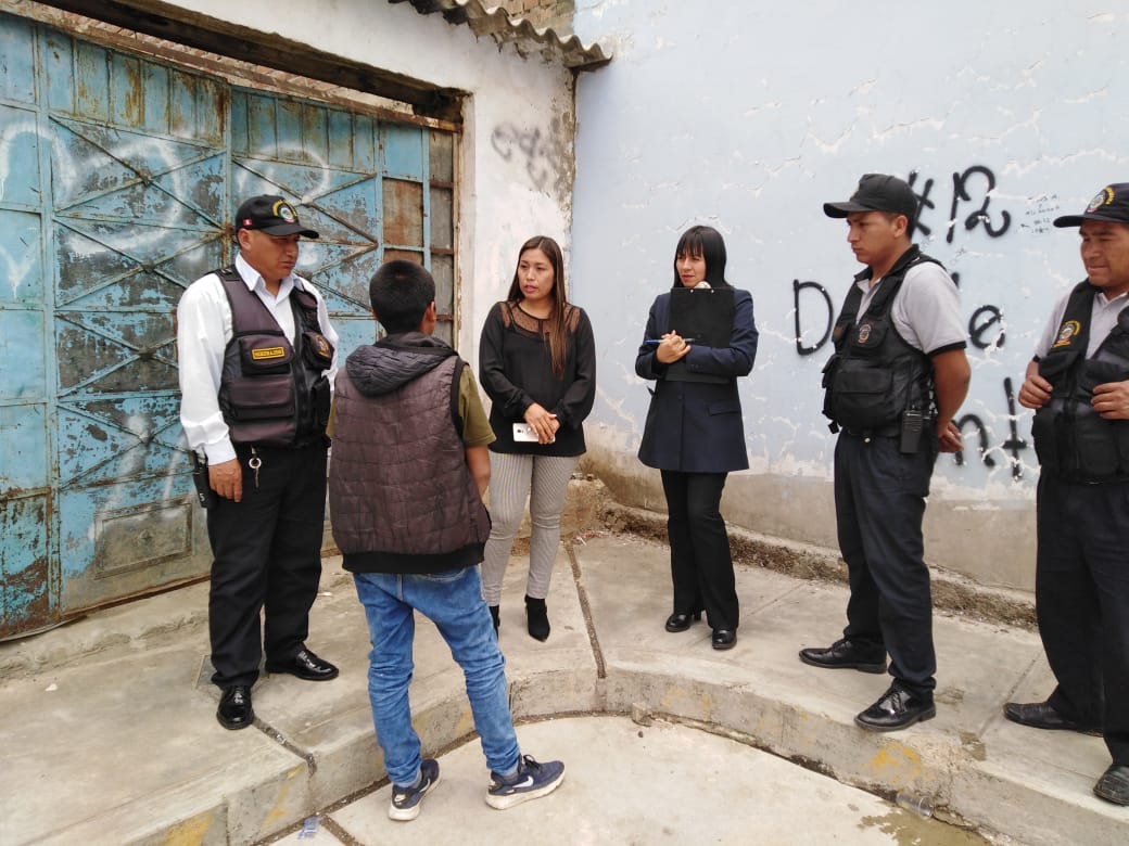 Fiscales de Familia encuentran a menor de edad bebiendo licor en parque de Independencia