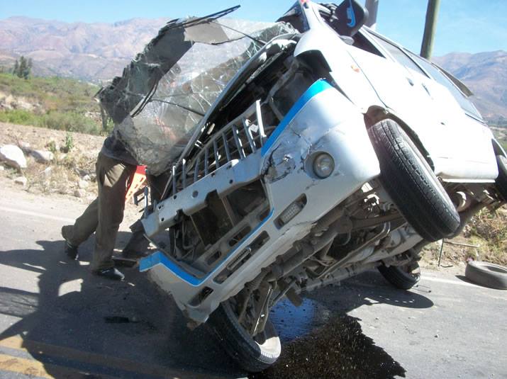 Confirman muerte de pasajero en volcadura de Minivan en Caraz