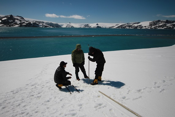 Especialistas de la Autoridad Nacional del Agua monitorean glaciares en la Antártida