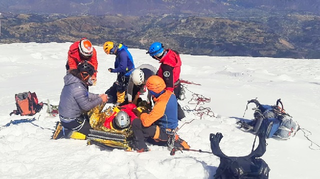 Montañistas extranjeros accidentados en el Huascarán fueron llevados a clínica de Huaraz