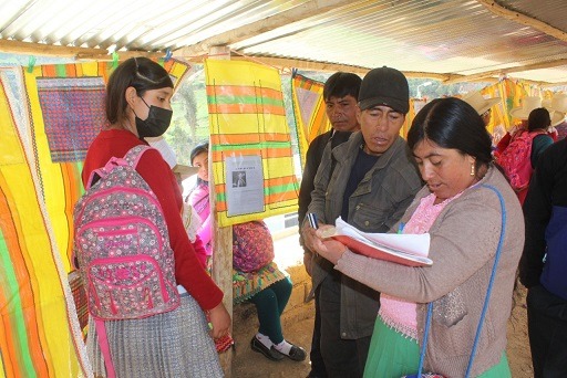 Alumnos y sus padres aprenden a leer juntos en colegio de Pamparomás