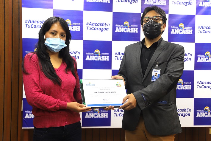 Reconocen a primera ancashina que flameó la bandera peruana en la cúspide del Huascarán
