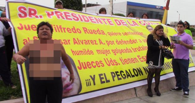 Chimbote: mujer se desnuda en protesta por querella contra Cesar Álvarez