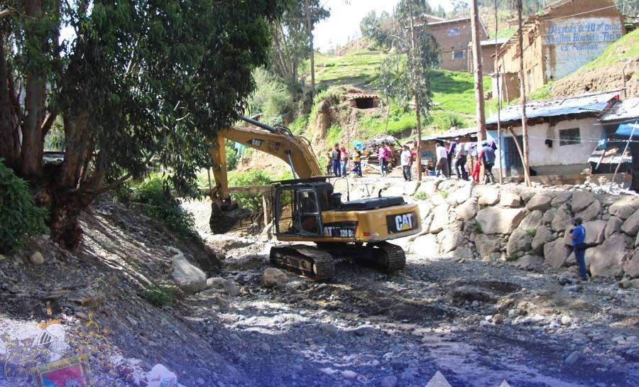 Municipio realiza trabajaos de descolmatación de río Seco