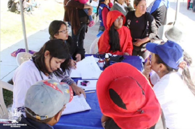 Llevan ayuda médica a población durante jornada cívica en el barrio Tacllán