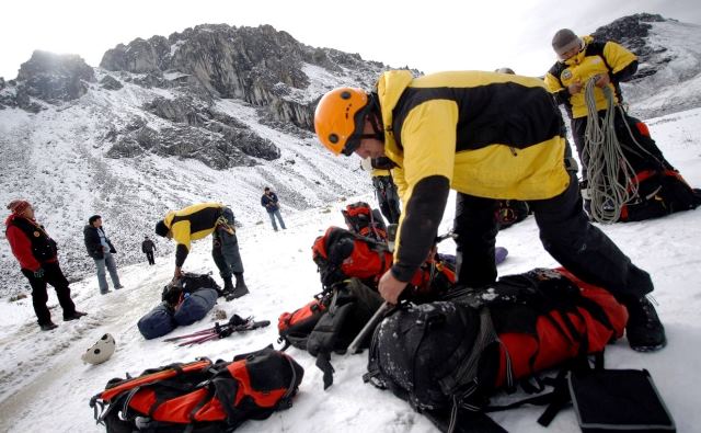 Realizan trabajo de búsqueda de tres montañistas ecuatorianos extraviados en nevado Huascarán