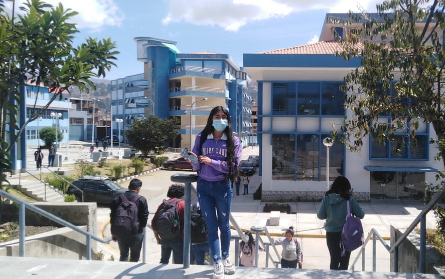 Estudiante de Yungay trabaja en revalorar juegos andinos como el kiwi y el chipi-chipi en los niños 