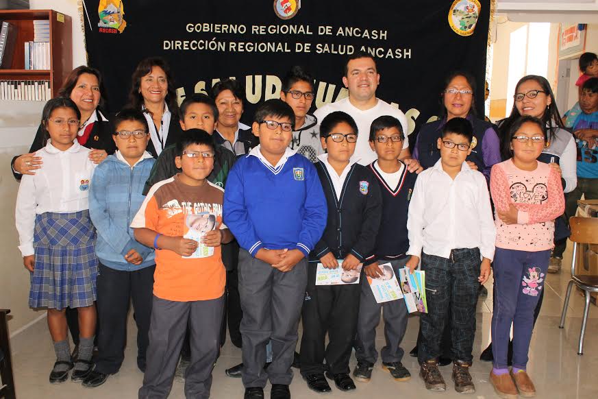 Niños de Carhuaz recibieron lentes para mejorar su salud visual