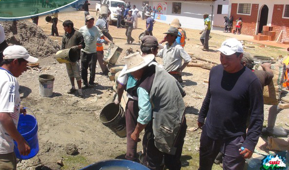 Autoridades y pobladores trabajaron en techado del local multiusos en Acoyo