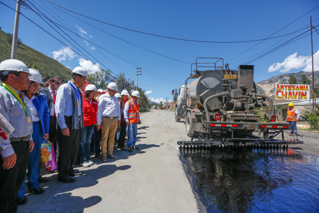 Presidente Vizcarra respalda a Morillo en ejecución de 1,000 km. de carretera asfaltada