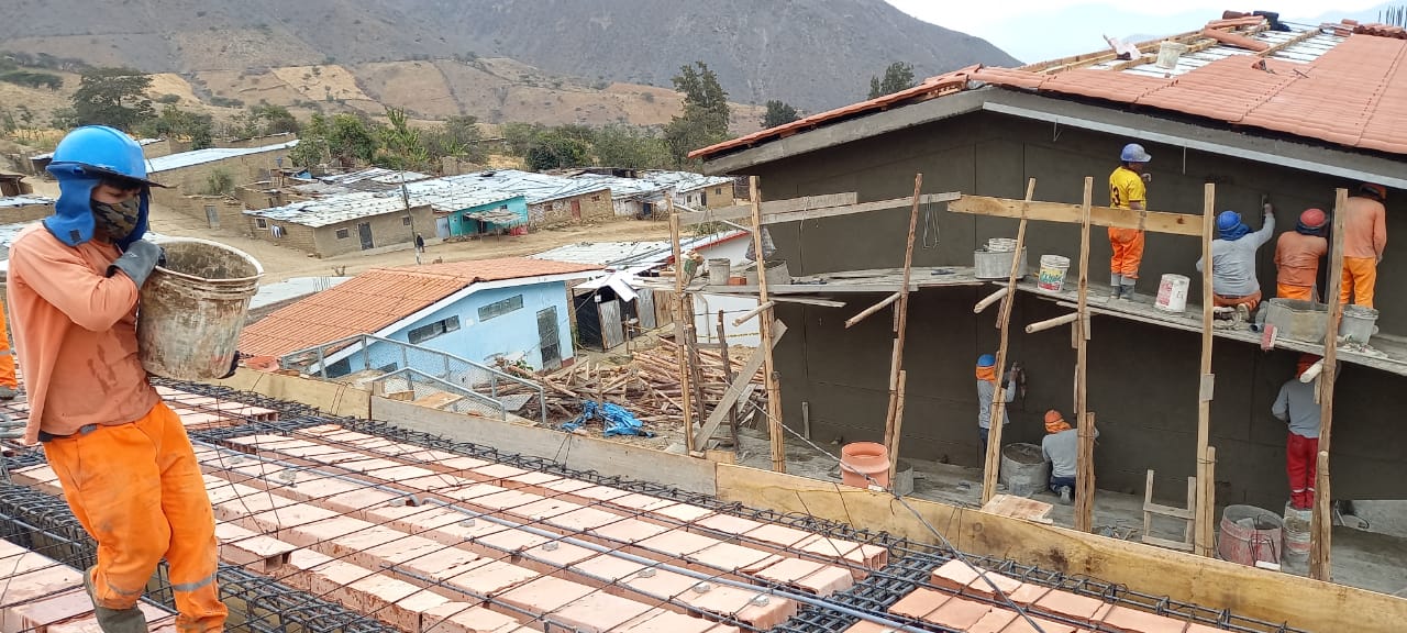 Empresas supervisarán reconstrucción de 74 colegios y 3 hospitales en regiones, también en Áncash