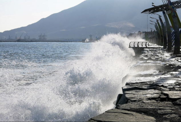 Puertos y caletas cerrados en Áncash y La Libertad por oleajes anómalos
