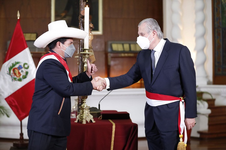   Presidente Castillo juramenta a Óscar Maúrtua como nuevo