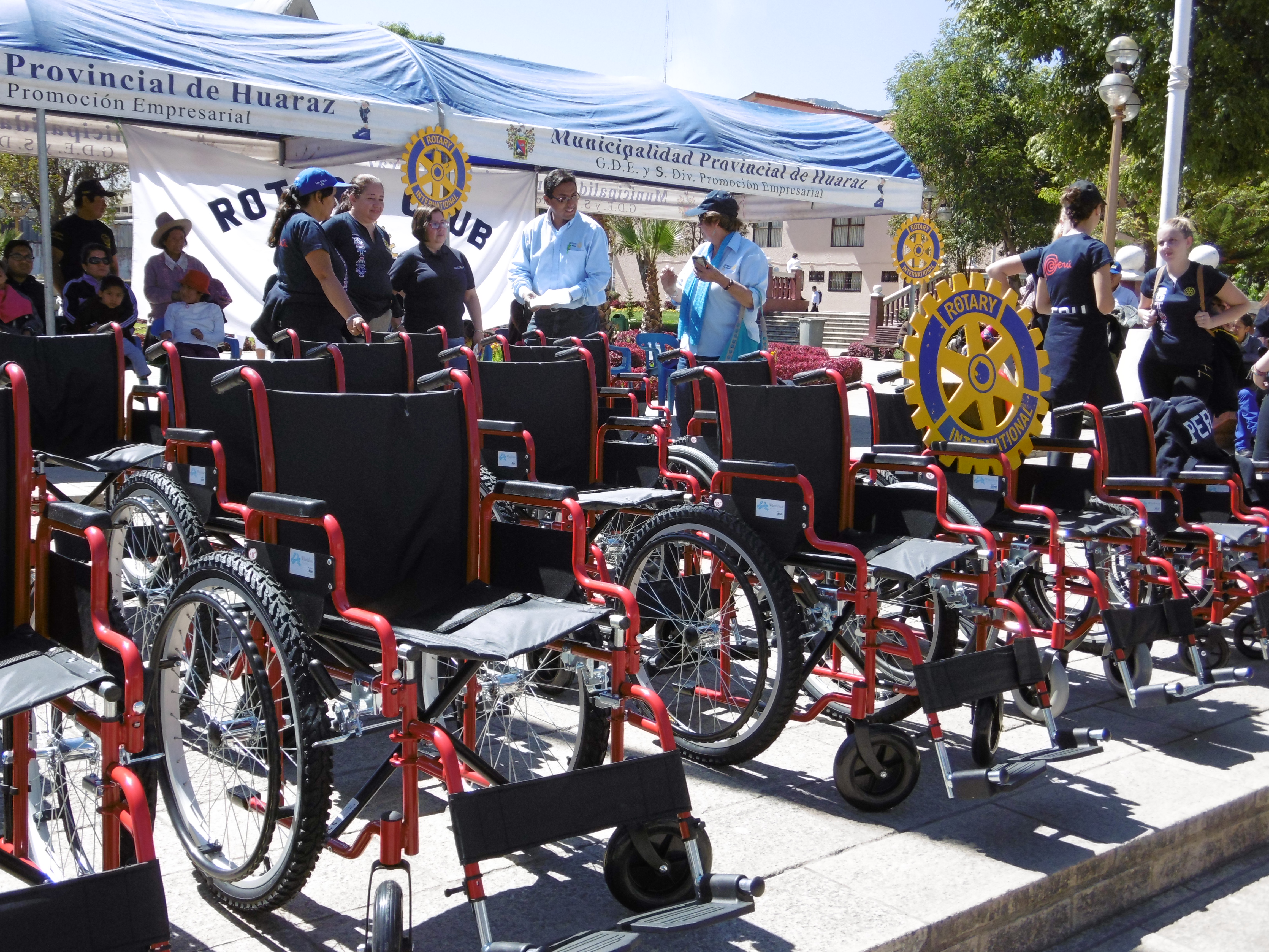 Rotay Club dona sillas de ruedas a favor de personas con discapacidad