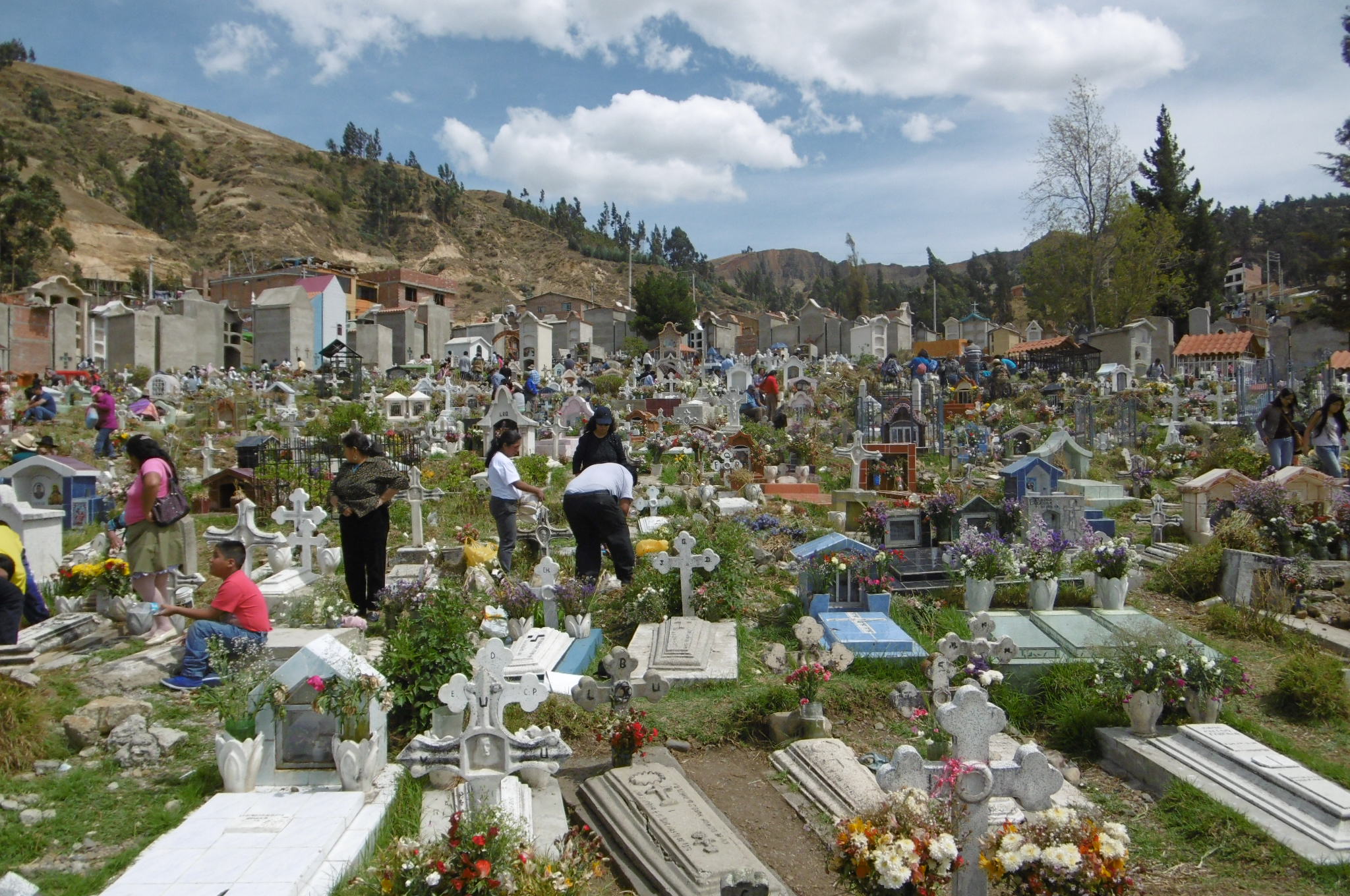 Miles visitan el campo santo de Huaraz en Día de Todos los Santos