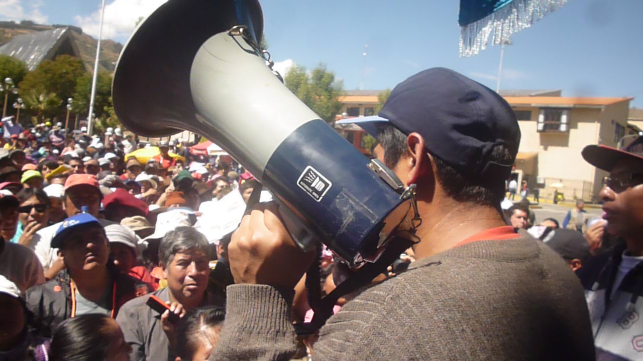 Comunidad libertana exige entrega de aulas con protesta en contra de autoridades educativas