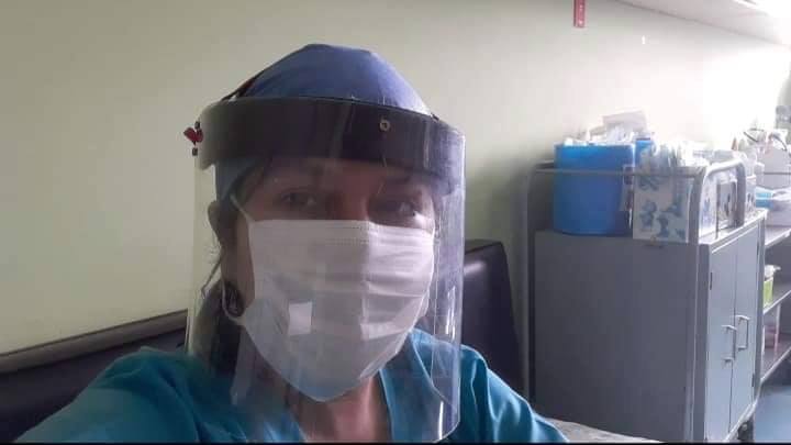 Padre de enfermera confecciona máscaras de protección para personal de salud en Áncash