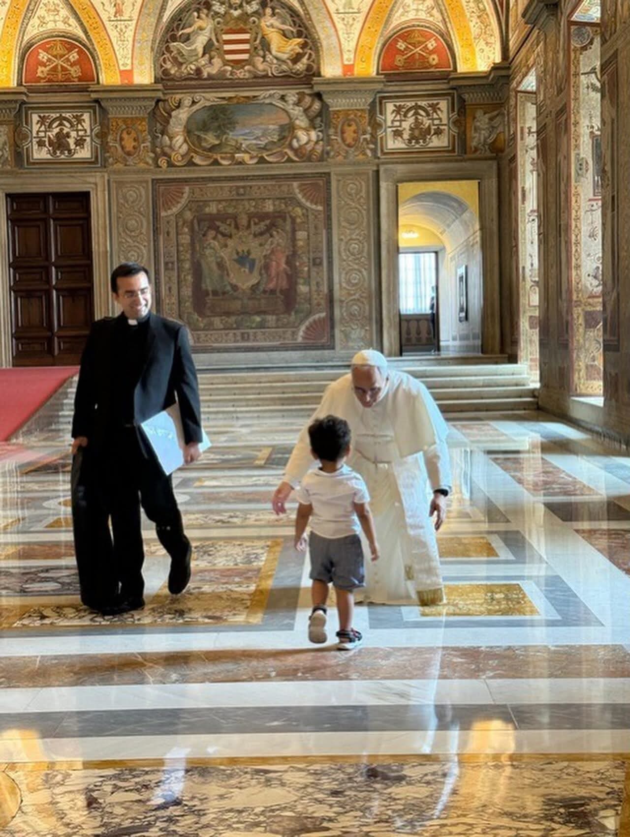 Un niño corre y abraza al Papa León XIV en el Vaticano 