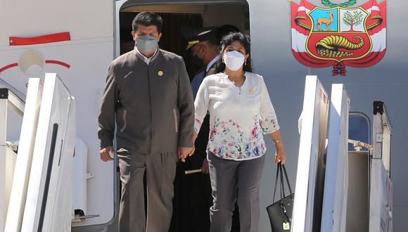 Acusan a Castillo y a la primera dama de plagiar el 54% de su tesis de maestría