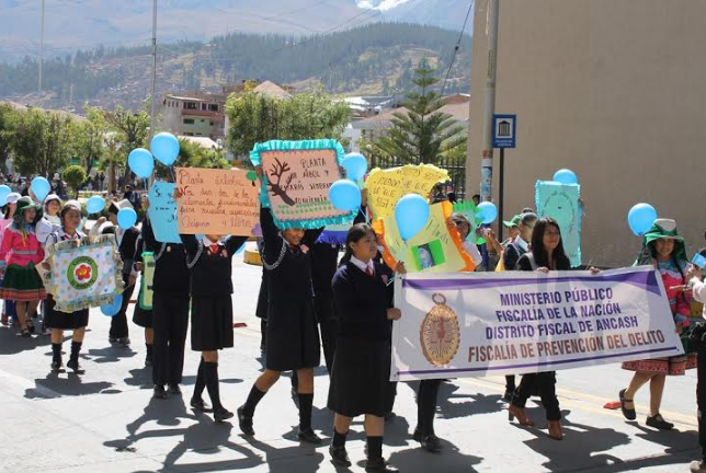  Fiscales escolares de Huaraz realizan pasacalle a favor de cuidado del ambiente