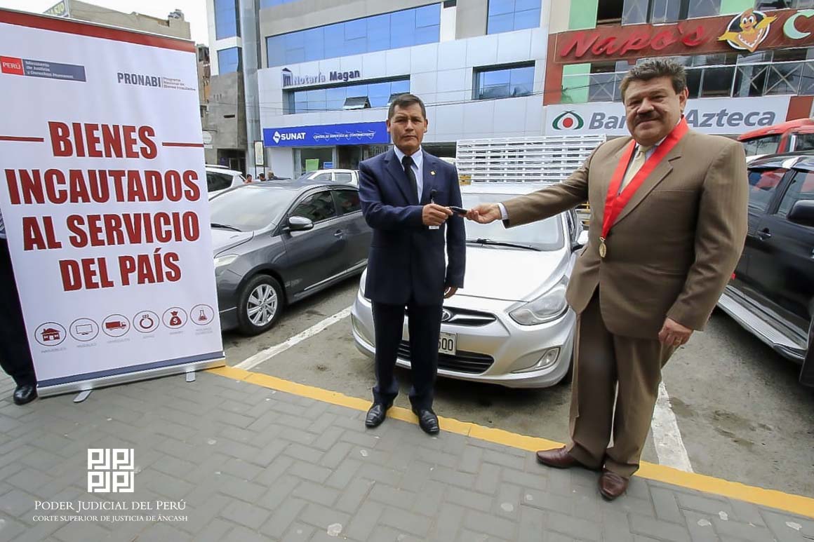 Presidente de la Corte de Justicia de Áncash recibió tres vehículos del Pronabi