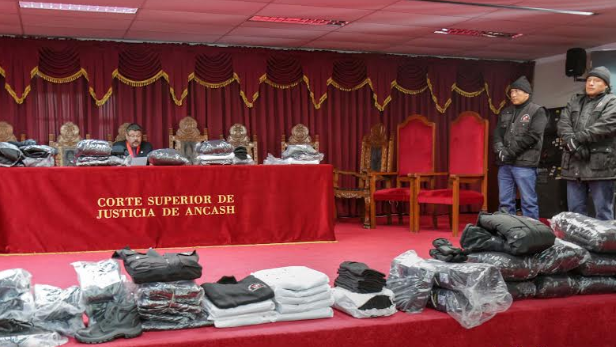Áncash: presidente de Corte de Justicia entregó implementos de seguridad a personal de vigilancia