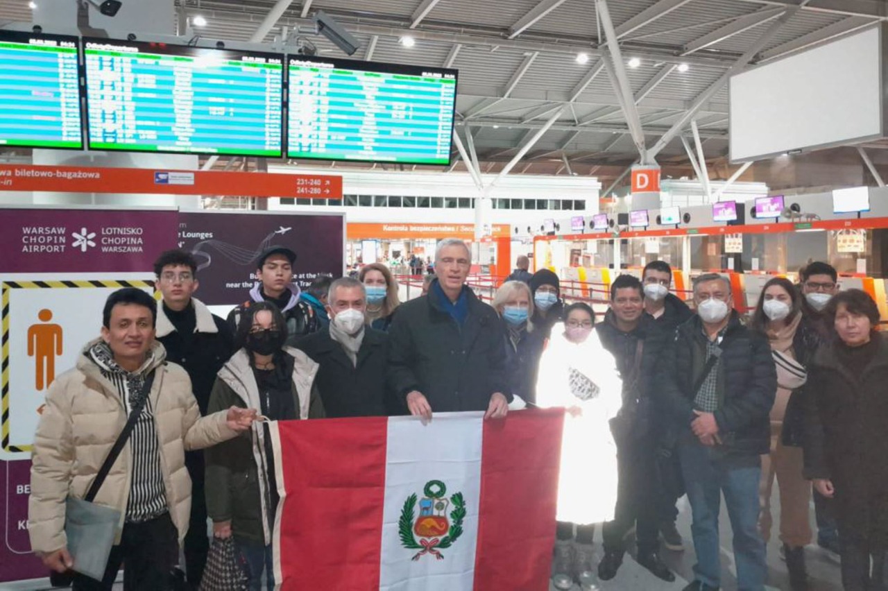 Primer grupo de peruanos que salieron de Ucrania llega esta noche, anuncia canciller