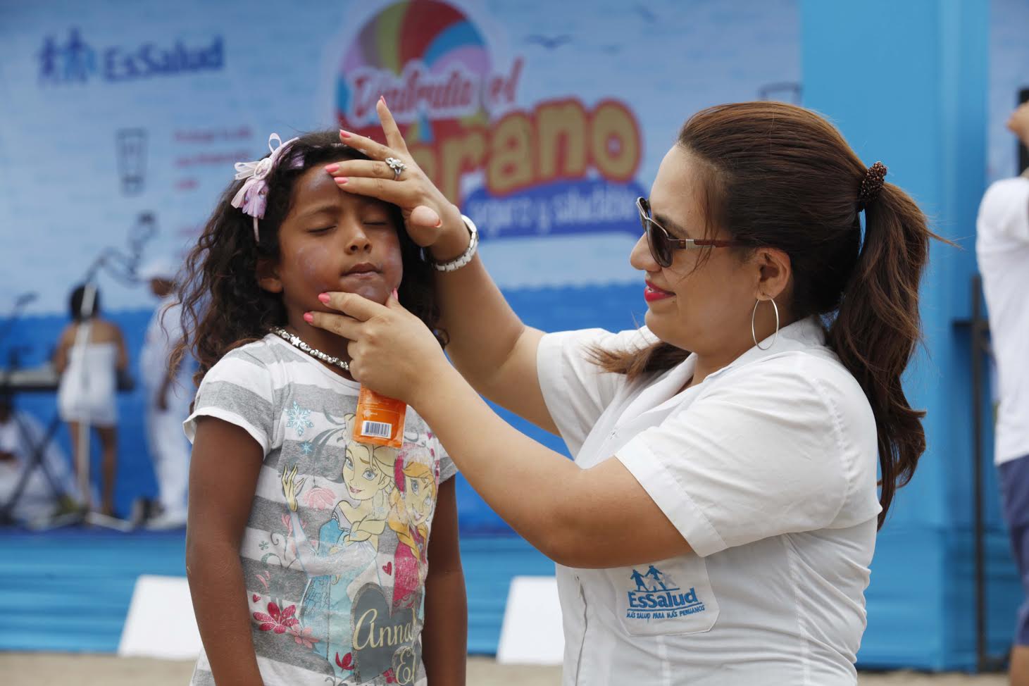 EsSalud recomienda usar protector solar con factor 50 en niños