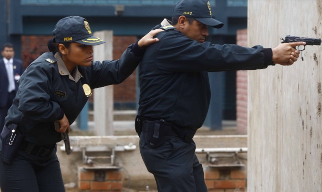 Congreso aprueba dictamen para que policías usen sus armas en caso de flagrante delito