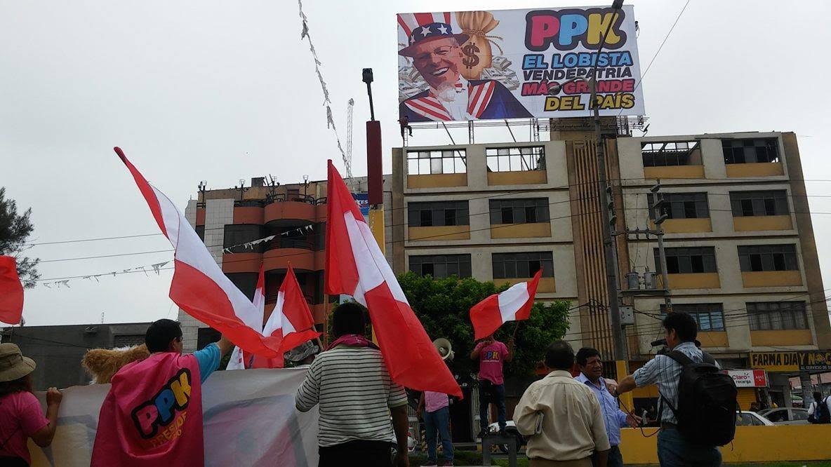  Polémica pancarta enciende la ira de los partidarios de PPK en Chimbote