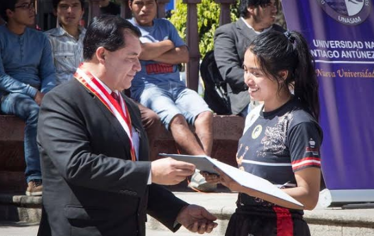 Premian  a estudiantes de la Unasam campeones en atletismo y artes marciales