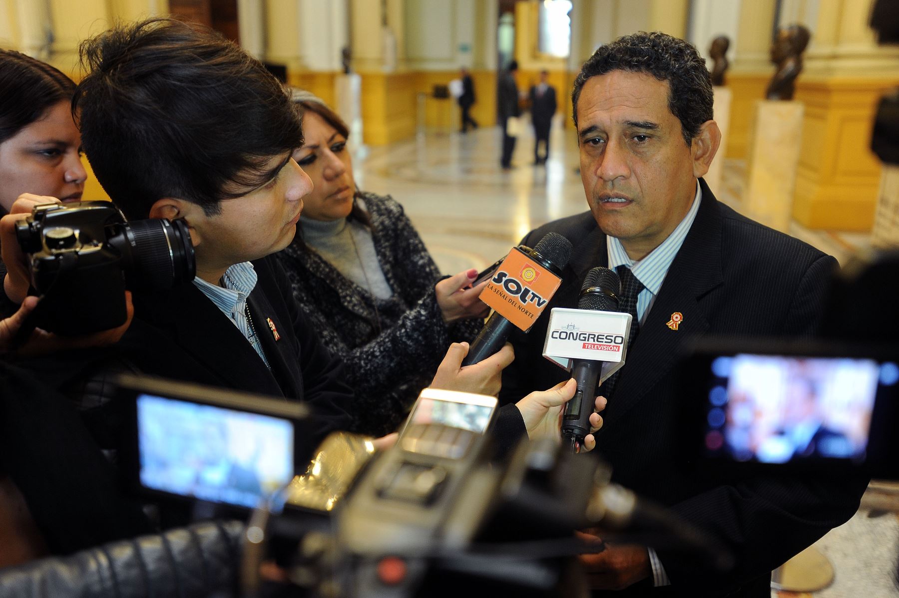 “Incremento de sueldo para alcaldes y gobernadores debe evaluarse en amplio debate”