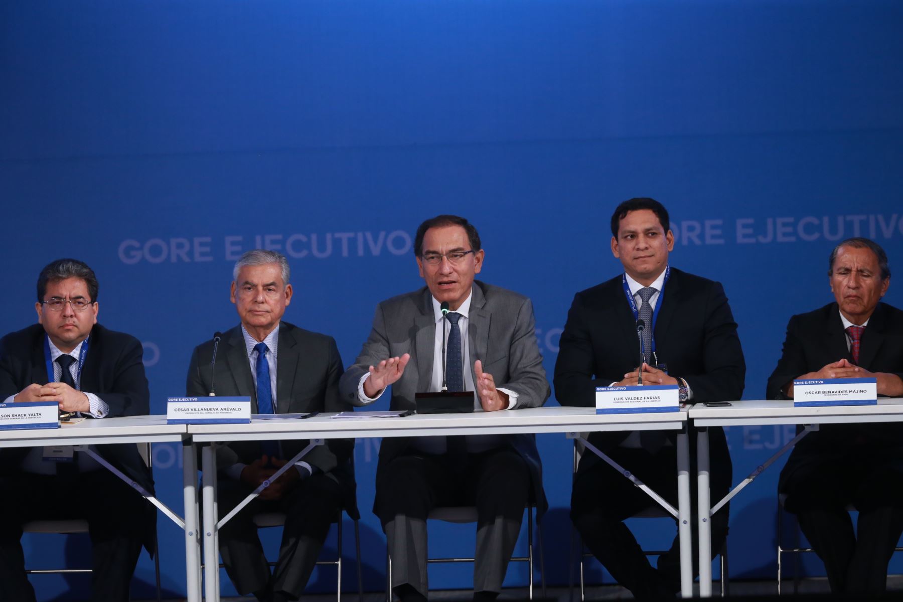 Presidente Vizcarra pide trabajo y transparencia a gobernadores electos